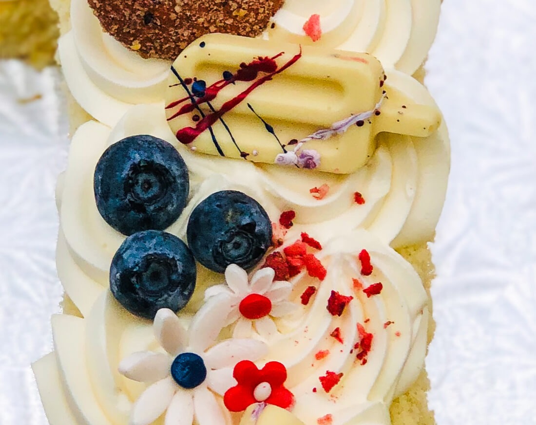 Number Cake vanille - 18 ans | Gâteau sur mesure à Montréal | Luxure Gourmande, Pâtisserie et Chocolaterie