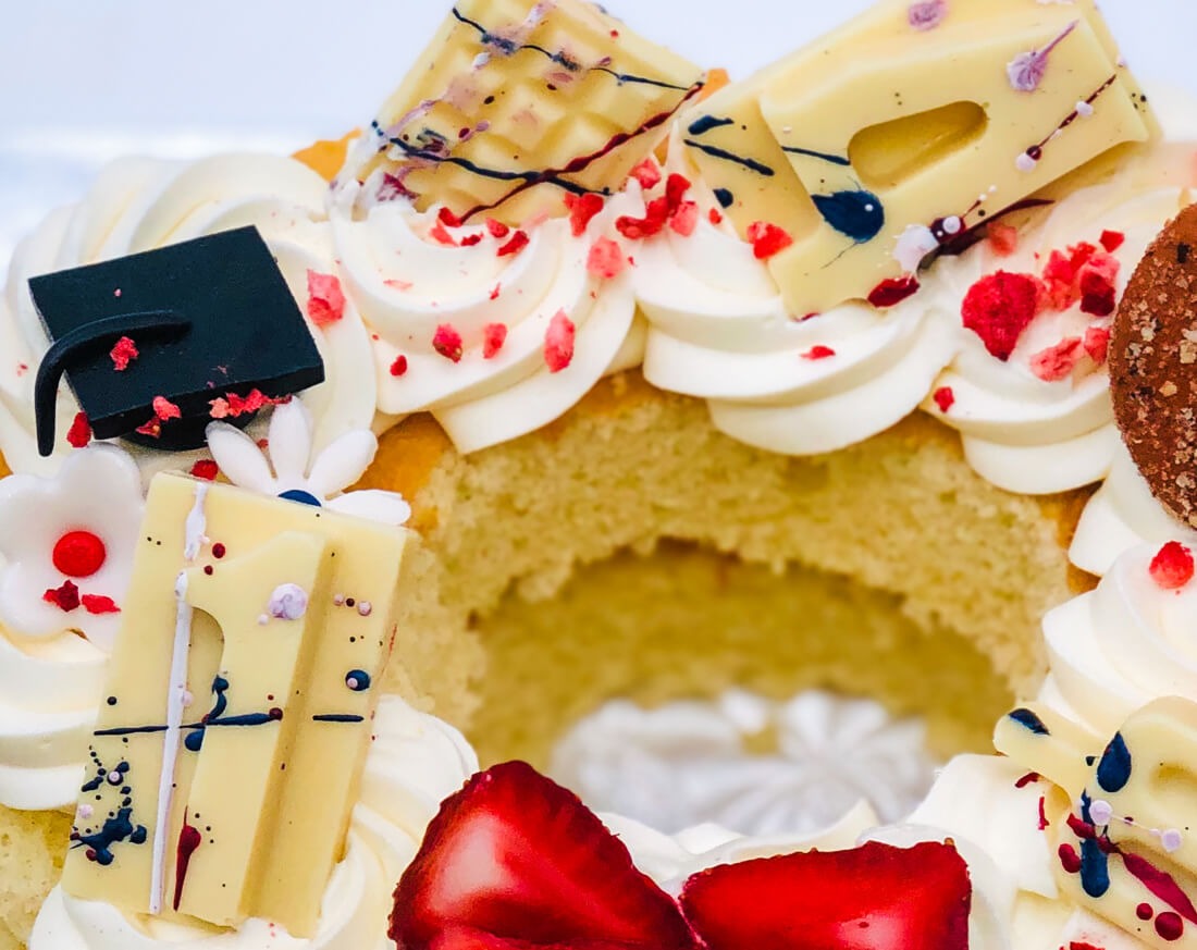 Number Cake vanille et macarons | Gâteau personnalisé à Montréal | Luxure Gourmande, Pâtisserie et Chocolaterie