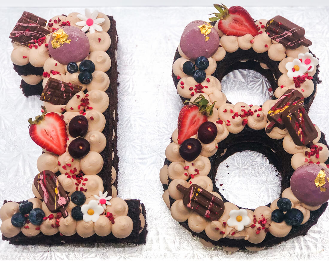 Number Cake - 18 ans chocolat et fruits | Gâteau sur mesure à Montréal | Luxure Gourmande, Pâtisserie et Chocolaterie