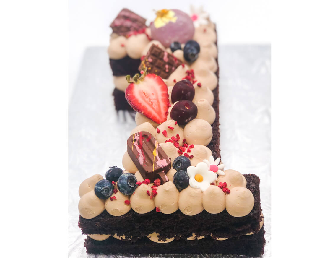 Number Cake - 18 ans chocolat, fraises et macarons | Gâteau sur mesure à Montréal | Luxure Gourmande, Pâtisserie et Chocolaterie