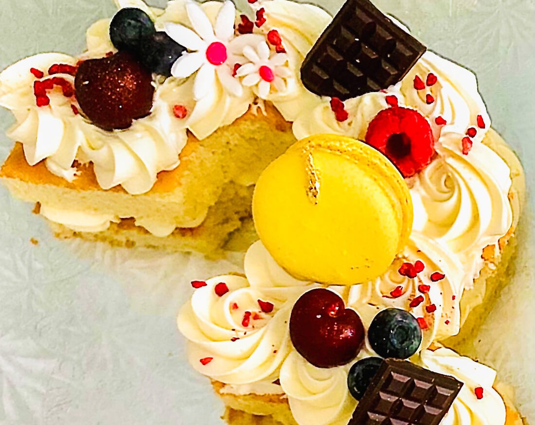 Number Cake - 30 ans Vanille et macarons | Gâteau personnalisé à Montréal | Luxure Gourmande, Pâtisserie et Chocolaterie