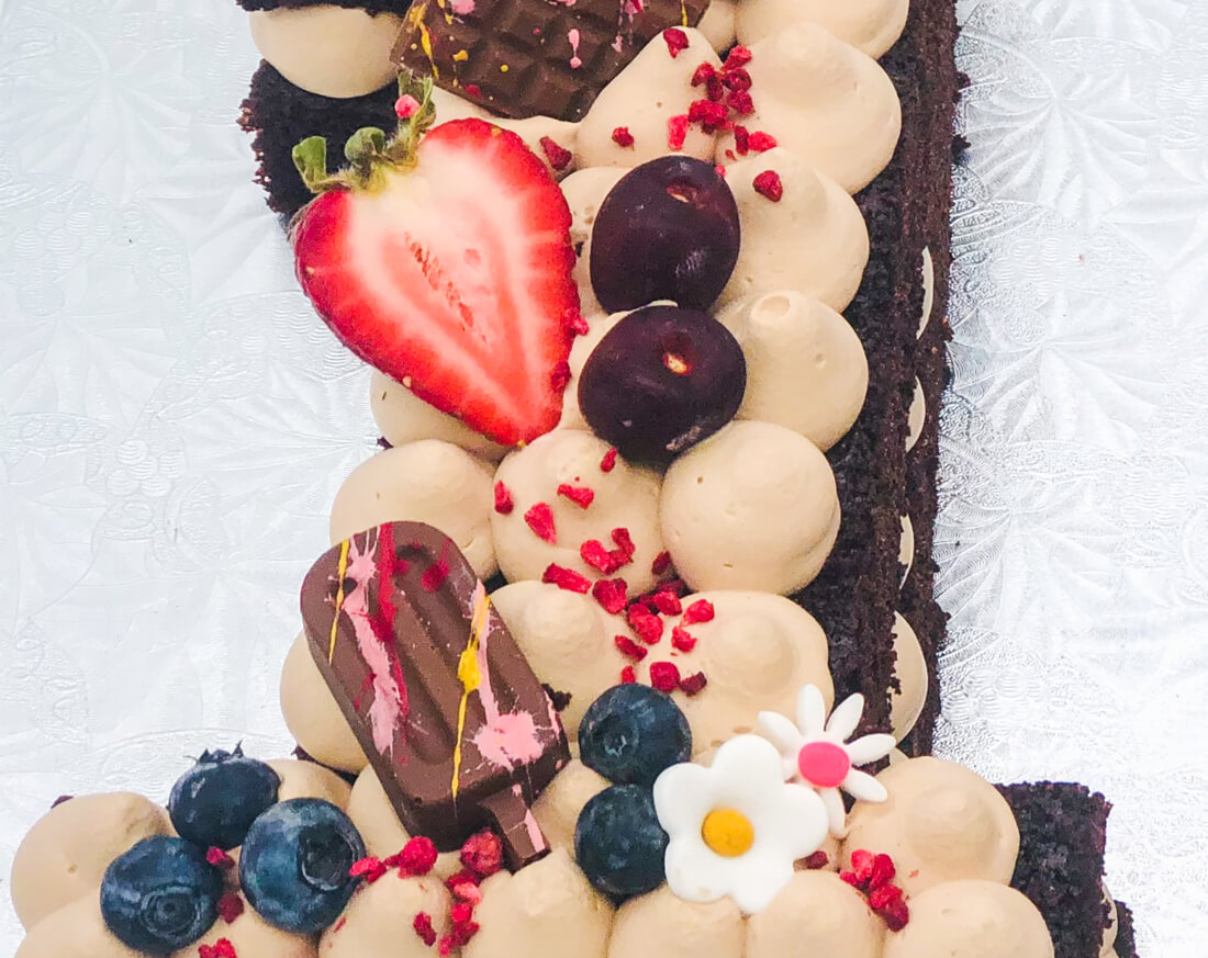 Number Cake aux fraises - 18 ans | Gâteau sur mesure à Montréal | Luxure Gourmande, Pâtisserie et Chocolaterie