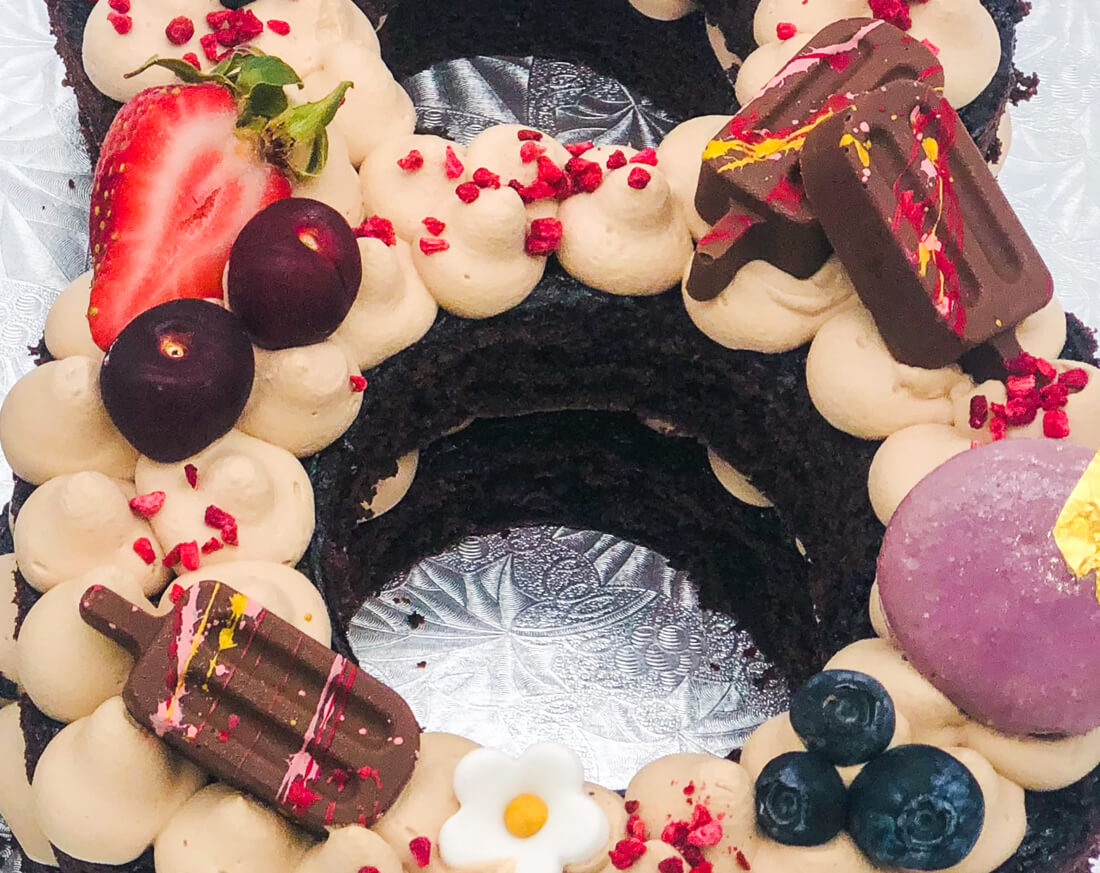 Number Cake ganache au chocolat | Gâteau sur mesure à Montréal | Luxure Gourmande, Pâtisserie et Chocolaterie