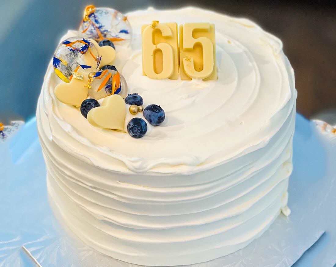 Gâteau d'anniversaire bleuet - Gâteau d'anniversaire personnalisé à Montréal - Pâtisserie Luxure Gourmande