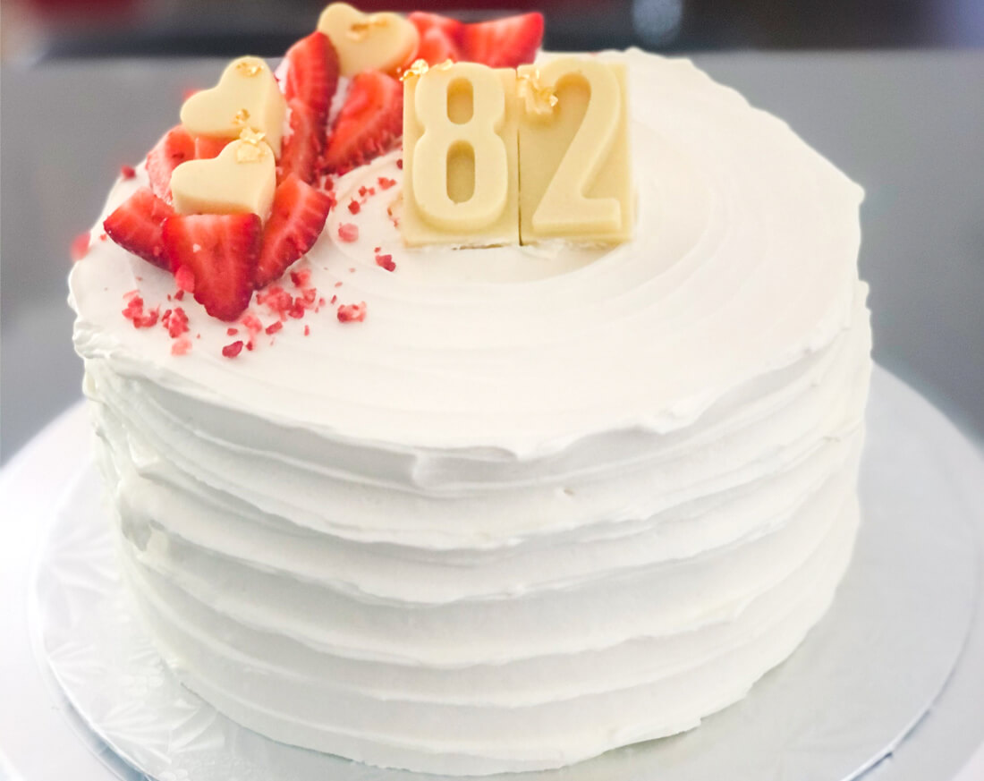 Gâteau d'anniversaire vanille - Gâteau d'anniversaire personnalisé à Montréal - Pâtisserie Luxure Gourmande