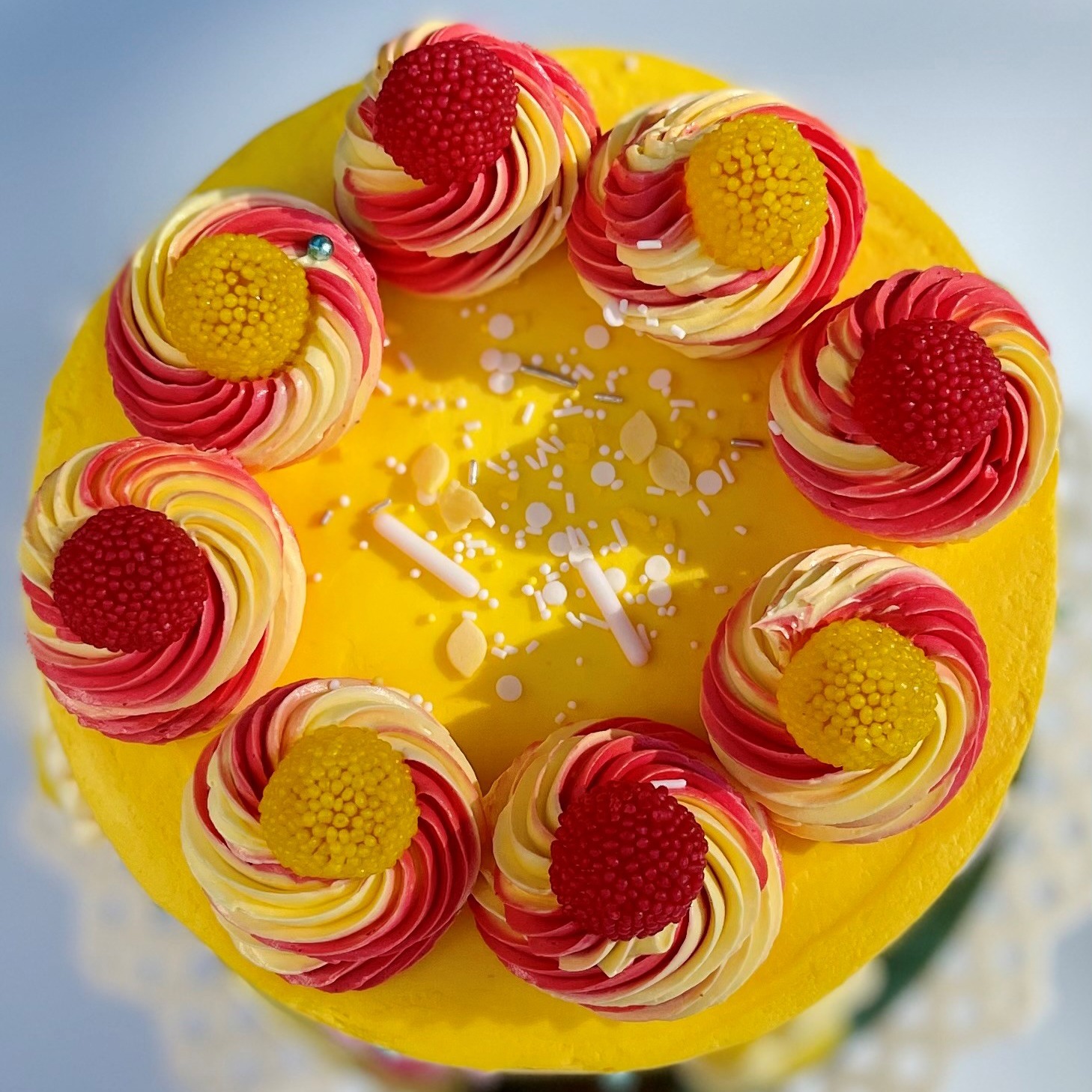 Gâteau d'anniversaire personnalisé aux fraises du Québec- Pâtisserie Luxure Gourmande à LaSalle