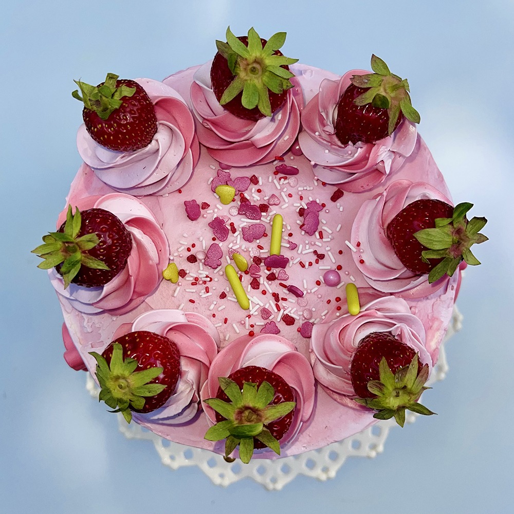 Gâteau d'anniversaire personnalisé aux fraises du Québec- Pâtisserie Luxure Gourmande à LaSalle