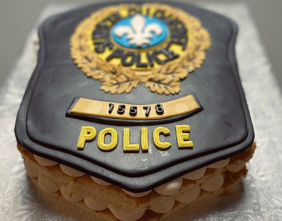Gâteau police et gâteau insigne à Montréal - Gâteau d'anniversaire - Luxure Gourmande