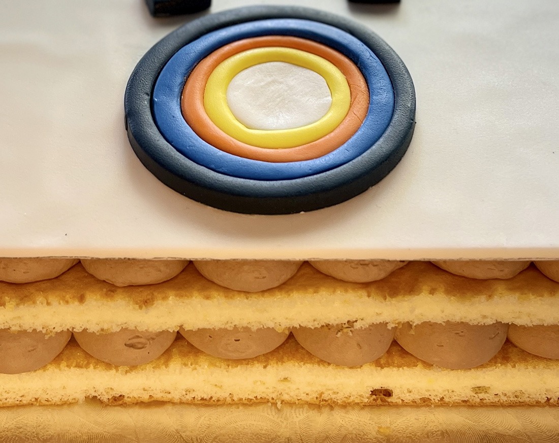 Gâteau avec logo entreprise - Gâteau personnalisé Nesto - Luxure Gourmande
